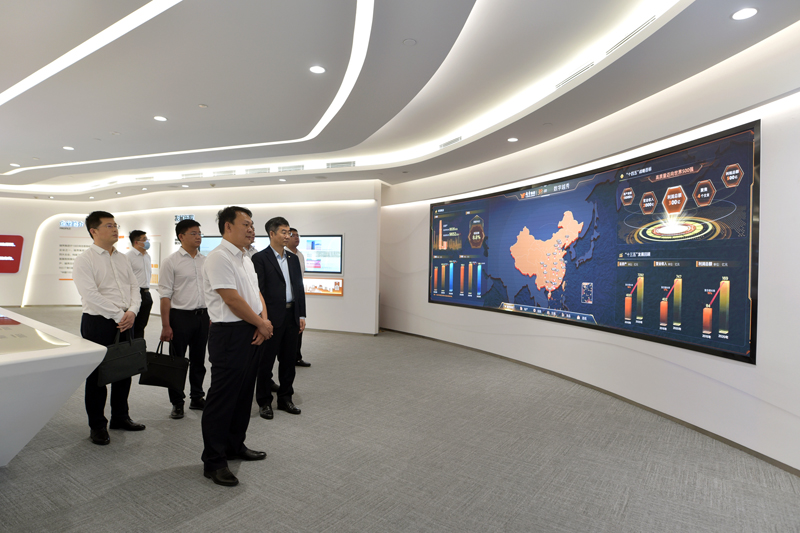 中铁七局集团副总经理肖春文一行到公司交流座谈