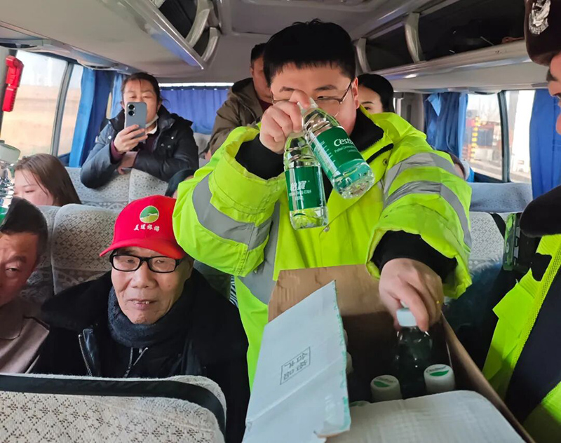 春运进行时 | 高速路上的暖心瞬间