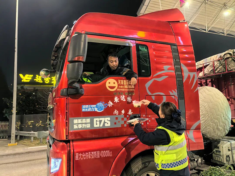 春运进行时 | 高速路上的暖心瞬间